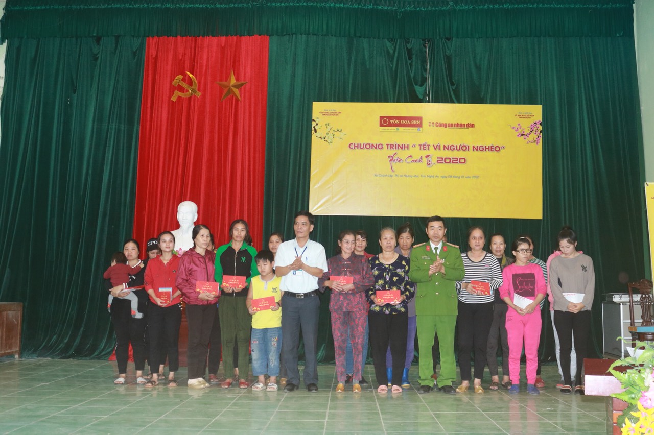 Lãnh đạo Công An tỉnh và Giám đốc Nhà máy Tôn Hoa Sen Nghệ An trao quà cho các hộ nghèo, cận nghèo