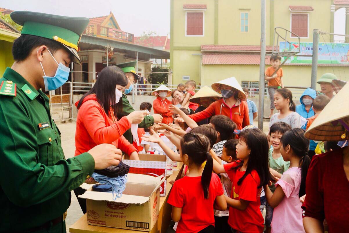 Dồn Biên phòng Quỳnh Phương và Hội LHPN xã Quỳnh Lập tặng khẩu trang cho Nhân dân