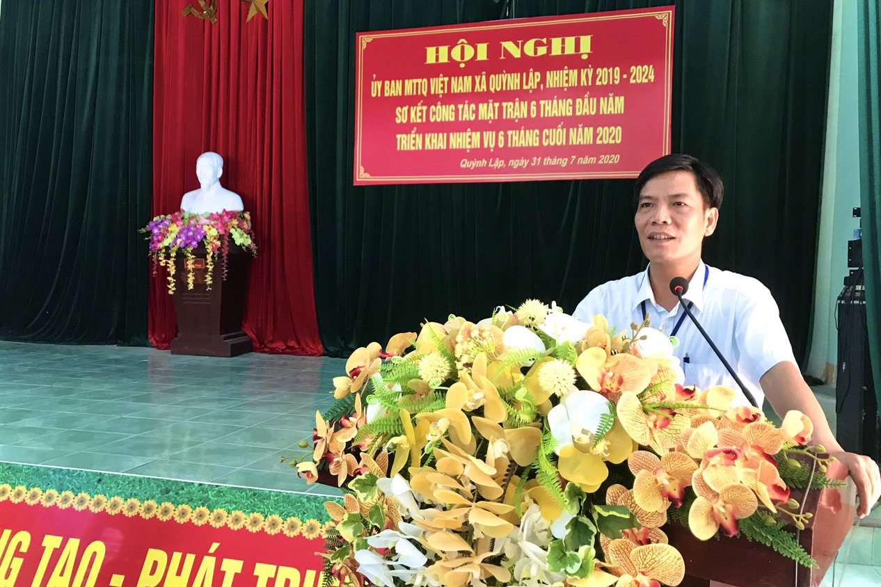 Đồng chí Hồ Sỹ Hoàng, Bí thư Đảng ủy, Chủ tịch HĐND xã phát biểu tại hội nghị