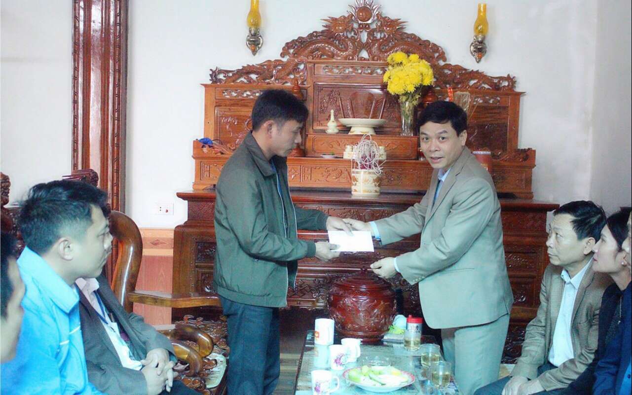 Đồng chí Hồ Văn Cậy, Ủy viên Ban Thường vụ, Thủ trưởng Cơ quan Tổ chức - Nội vụ thăm và trao tiền hỗ trợ cho gia đình anh Lê Đức Tưởng
