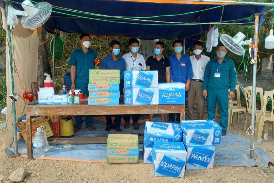 Công ty Sen Việt thăm và tặng quà cho các chốt, điểm cách ly trên địa bàn xã Quỳnh Lập