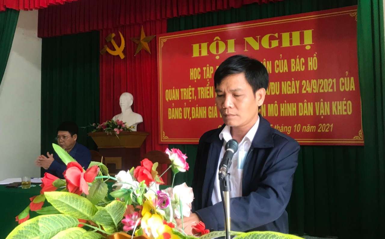 Đồng chí Hồ Sỹ Hoàng - Bí thư Đảng ủy, Chủ tịch HĐND xã khai mạc và phân tích bài báo "Dân vận" của Bác Hồ