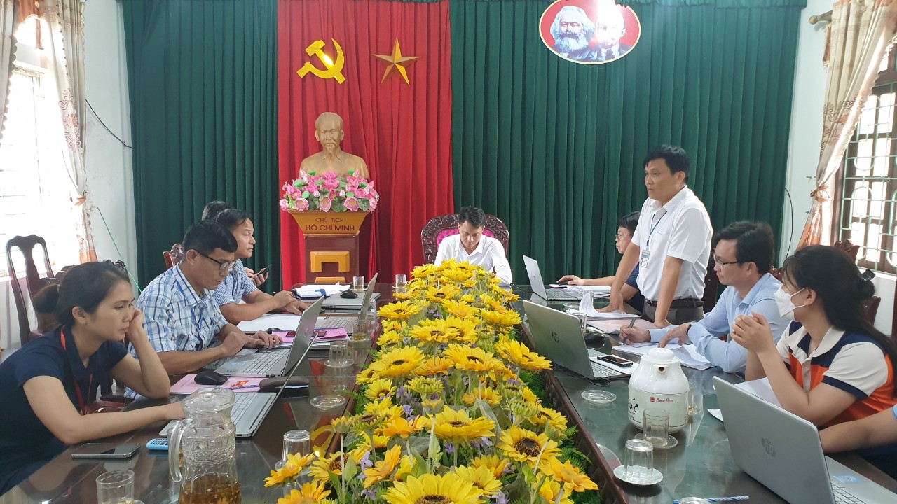 Đồng chí Hồ Cảnh Thuận, Thị ủy viên, BÍ thư Đảng ủy chủ trì cuộc giao ban