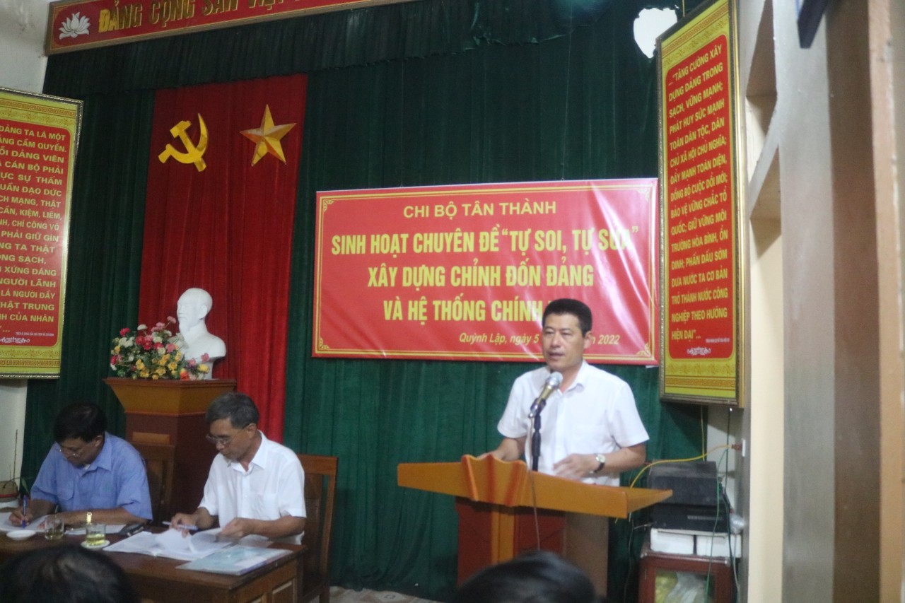 Đồng chí Lê Trường Giang, Tỉnh ủy viên, Bí thư Thị ủy, Chủ tịch HĐND xã phát biểu tại chi bộ Tân Thành