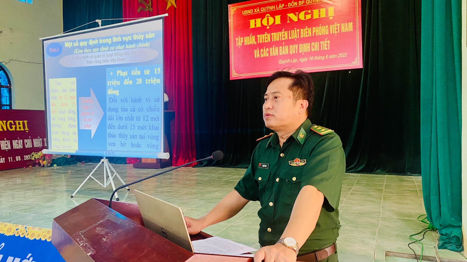 Đại tá Nguyễn Tư Hoá, Bí thư Đảng ủy, Chính trị viên Đồn Biên Phòng Quỳnh Phương đã phổ biến Luật Thủy sản năm 2017