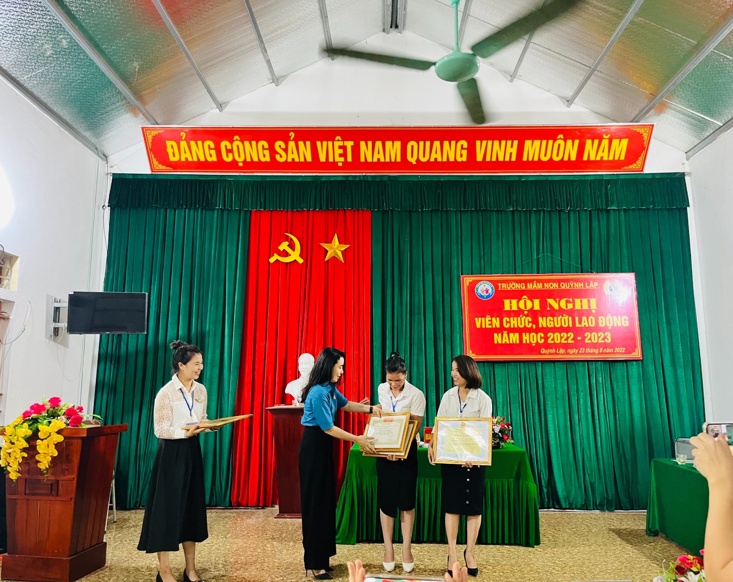 Bà Trần Thị Bích trao bằng khen của LĐLĐ