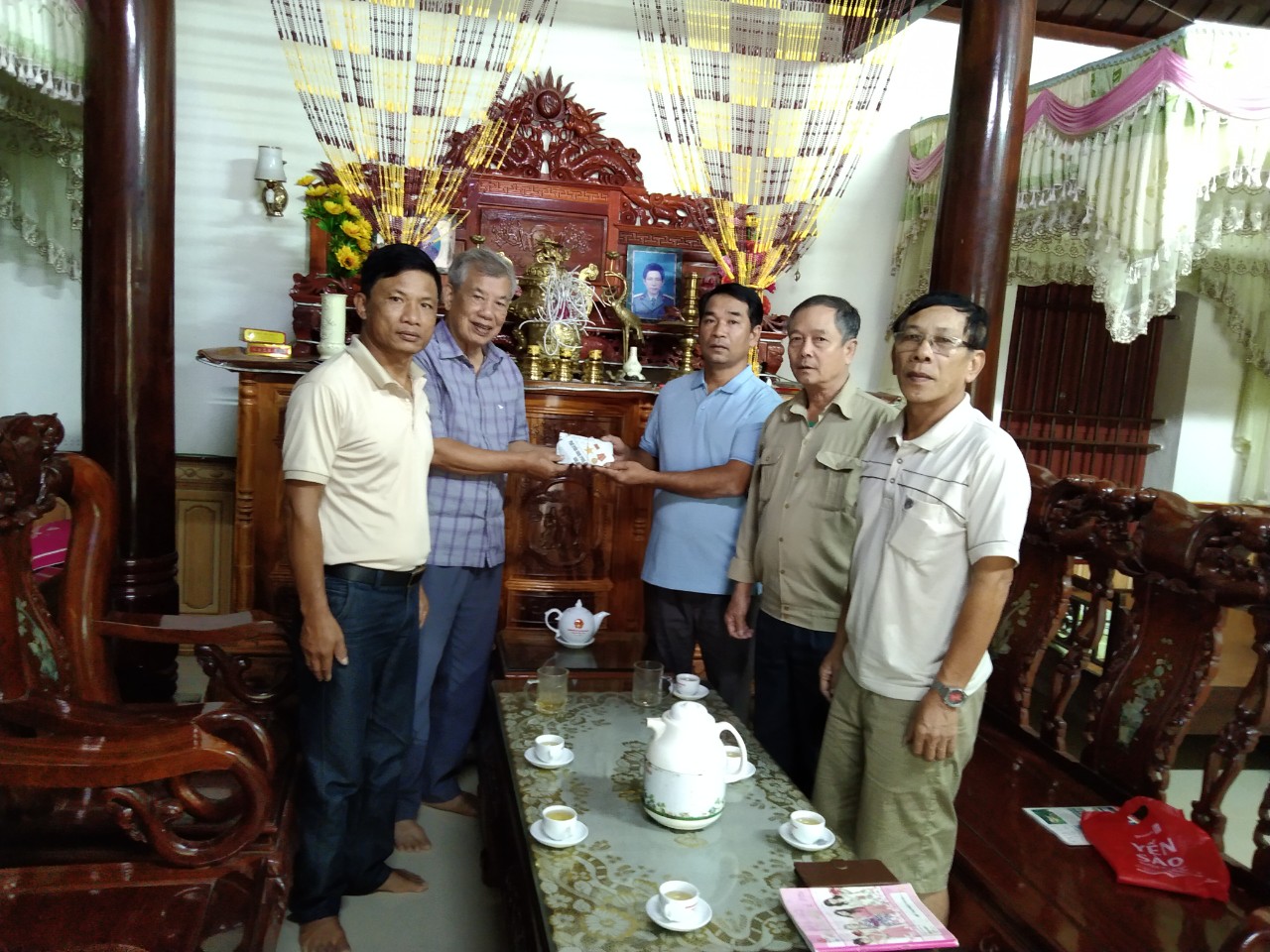 Chi bộ cùng các đoàn thể của thôn Đồng Tiến đến trao lại số tiền ủng hộ của nhân dân cho gia đình