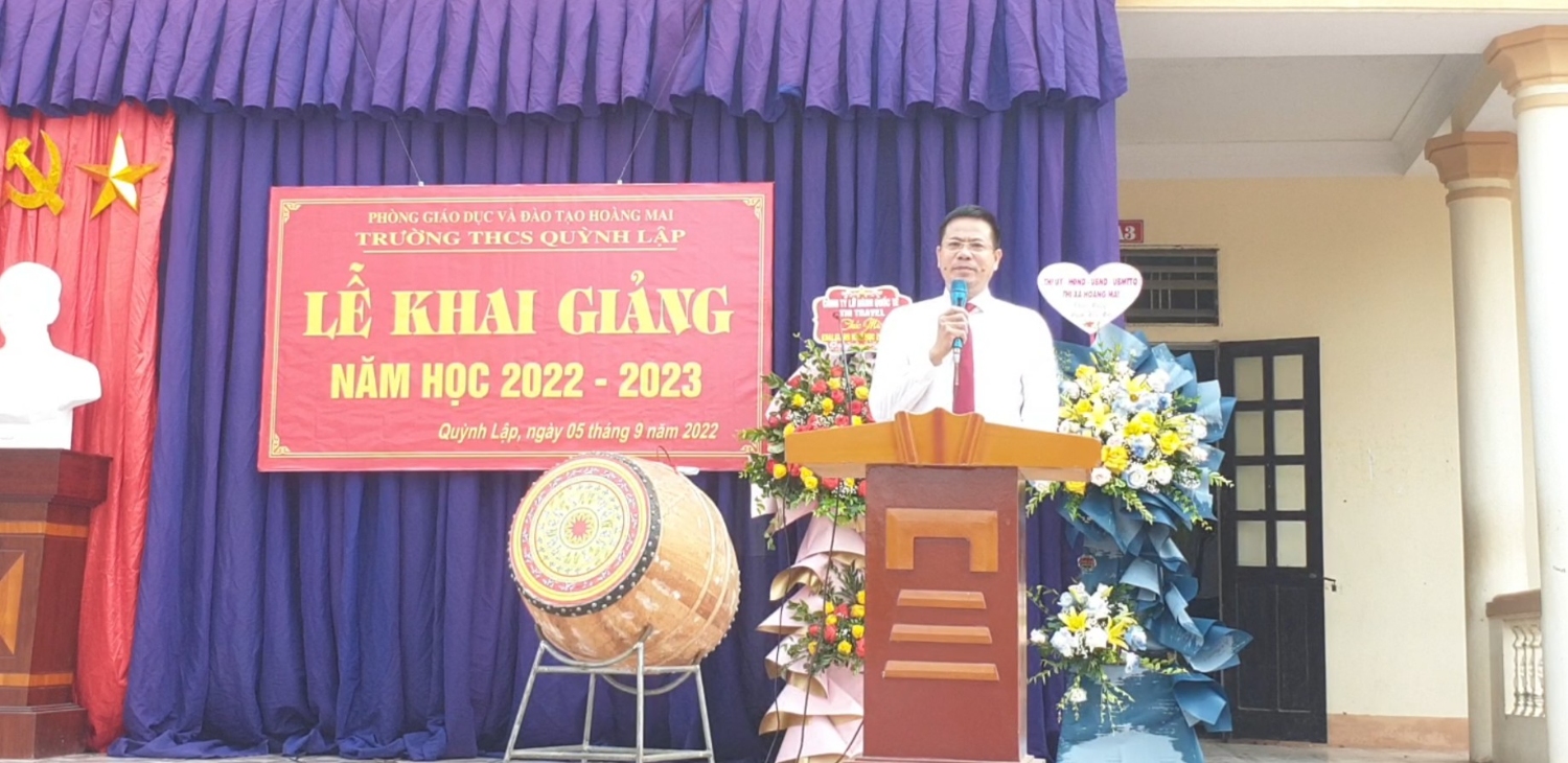 Ông Đàm Hữu Hồng, Phó Bí thư thường trực Thị ủy phát biểu tại lễ khai giảng