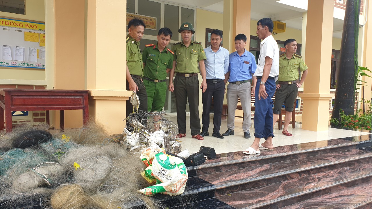 Tang vật tịch thu được đưa về trụ sở xã Quỳnh Lập