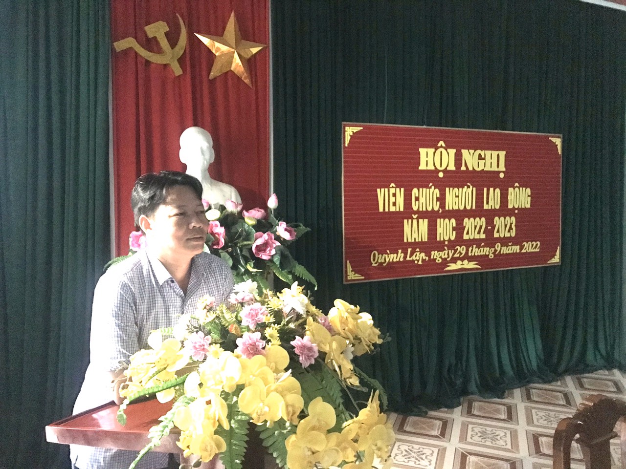 đ/c Lê Bá Vân  - UV BTV Đảng ủy, Chủ tịch Mặt trận Tổ quốc xã Quỳnh Lập phát biểu tại Hội nghị