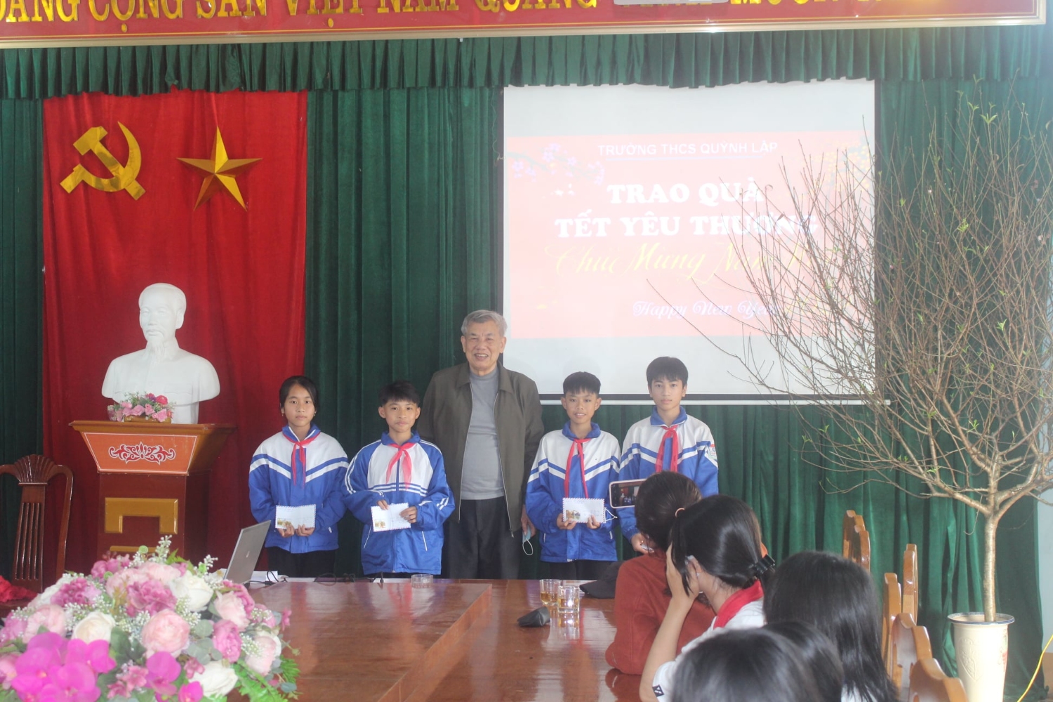 ĐC Nguyễn Xuân Mai - CT Hội khuyến học trao quà cho HS có hoàn cảnh khó khăn