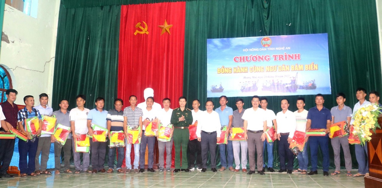 Hội Nông dân, Hội Chữ thập đỏ tỉnh Nghệ An tặng  80 lá cờ Tổ quốc, 300 áo phao cứu sinh cho ngư dân