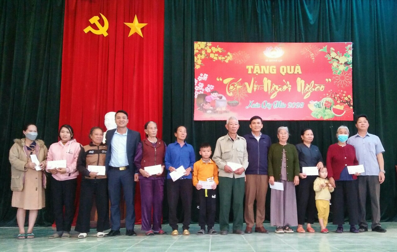 Lãnh đạo xã Quỳnh Lập tặng quà Tết cho các hộ gia đình có hoàn cảnh khó khăn