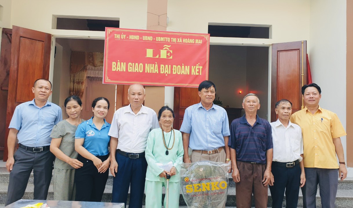 BCTMT thôn Tân Thành tặng quà cho gd bà Thanh