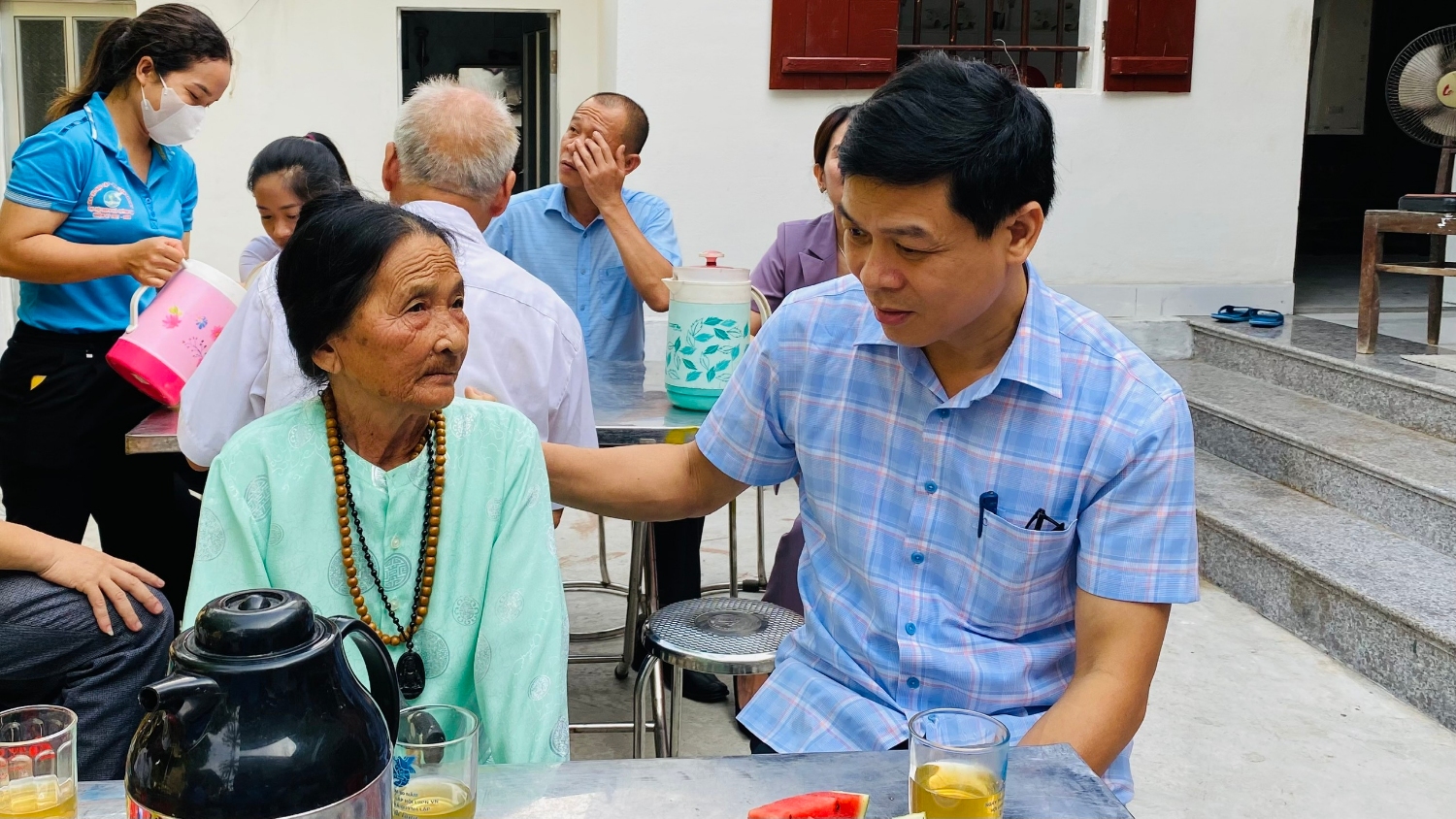 ông Hồ Văn Cậy hỏi thăm sức khỏe, động viên bà Trần Thị Thanh