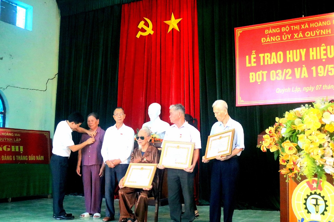 Đồng chí Hồ Văn Cậy, Ủy viên BTV, Trưởng Ban Tổ chức trao Huy hiệu Đảng