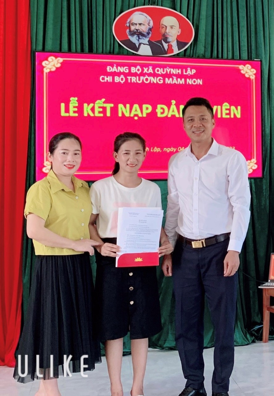 Trao quyết định cho Đảng viên Trần Thị Tâm