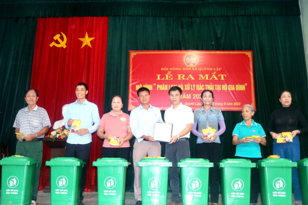 Đồng chí: Trương Công Vũ; Chủ tịch Hội Nông dân xã trao Quyết định thành lập mô hình "Phân loại và xử lý rác thải tại hộ gia đình"