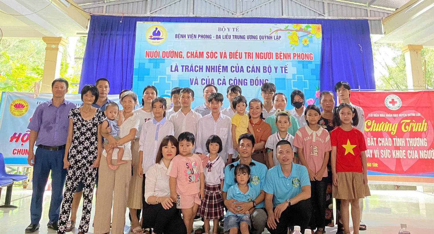 Chụp ảnh lưu niệm tại buổi trao quà tại Bệnh viện Phong CS1